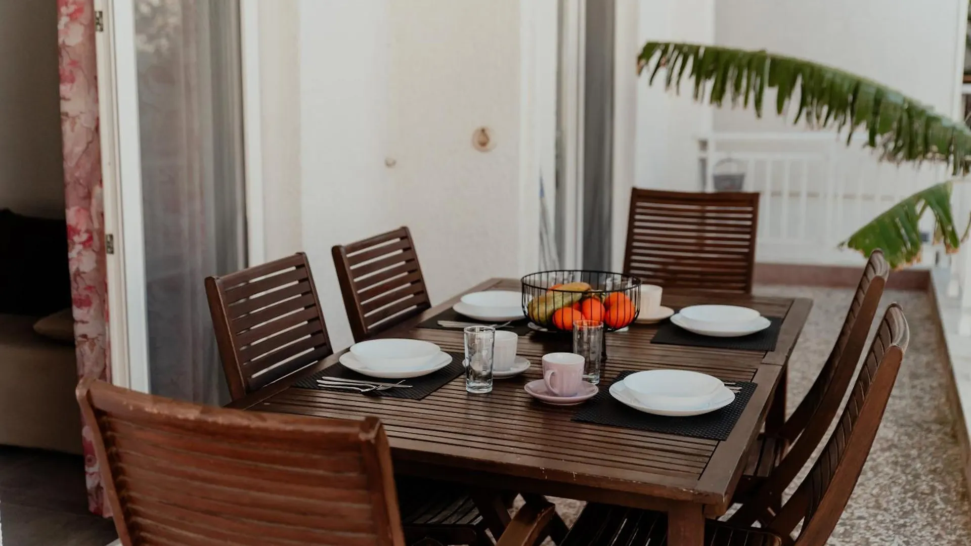 Banana Leaf House Daire Polychrono
